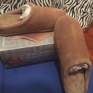 Brookstone Men’s Memory Foam Slippers